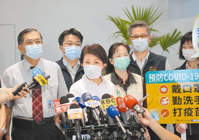 为防患未然，市长卢秀燕5日召开全市防疫会议，宣布将加强公共场所防疫宣导与稽查。（冯惠宜摄）