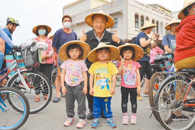 嘉义县长翁章梁（二排中）满意度78.4％，比2020年排名跃进4个名次，拿下「小联盟」县市第4名。（嘉义县政府提供／吕妍庭嘉义传真）