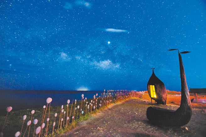 台东加路兰游憩区装置艺术「在海边看书，好吗？」是许多摄影玩家拍星空的绝佳场景。（庄哲权摄）