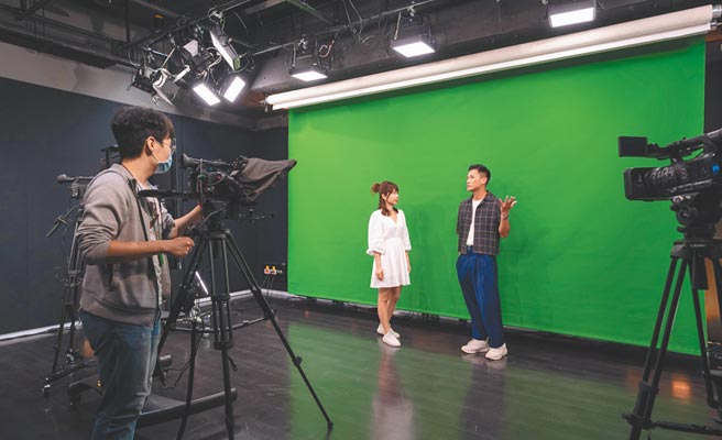 LINE台灣辦公室設置了全新的LINE STUDIO專業攝影棚和製片間，為未來創造更多影音內容作好準備。（LINE提供）