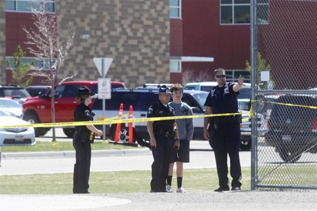 美国爱达荷州惊传校园枪击案。图为警察在学校外拉警戒线戒备。图/美联(photo:ChinaTimes)