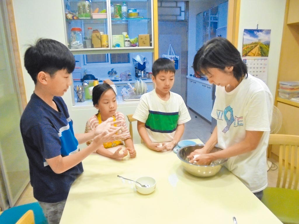 林育靖（右）透過烹飪與孩子們建立出親密感。（林育靖提供）