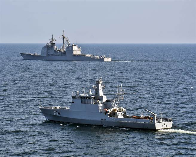 美专家表示，北约已「名存实亡」，无力承担防卫欧洲的角色。图为美「维克斯堡号」巡洋舰和立陶宛巡防舰一同训练。（图／DVIDS）