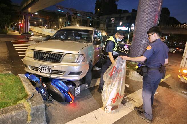 台北市敦煌路與承德路交叉口7日清晨發生一起車禍。（杜宜諳攝）