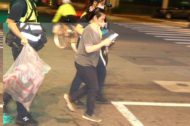 汽車駕駛對於為何發生事故表示，那時候在直行，發現後面有快速行駛的車子，受到驚嚇後就恍惚了，在搭上警車前仍在為肉品生意通電話。（杜宜諳攝）