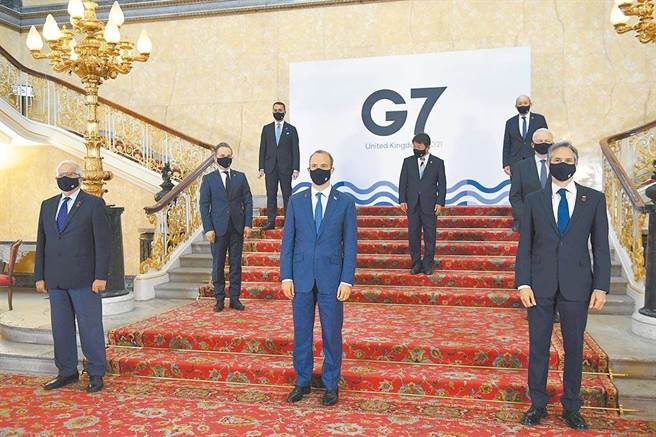 七大工业国集团(G7)外长会议公报，支持台湾参与世界卫生组织(WHO)及世界卫生大会(WHA)后，法国参议院今天随即表决通过一项挺台决议案，无异议支持台湾参与全球性国际组织。图为在伦敦参加七大工业国（G7）外长会议的各国外长大合照。（美联社）
