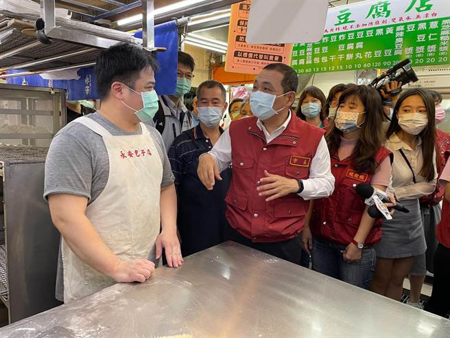 新北市長侯友宜今（7日）上午9時許前往永和區永安公有市場視察防疫措施。（葉書宏攝）