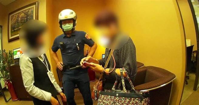修姓妇人深信不疑的「香港网友」根本就是诈骗集团，幸亏员警及行员及时协助，才保住自己的血汗钱，直喊好险好险。(警方提供／林雅惠高雄传真)
