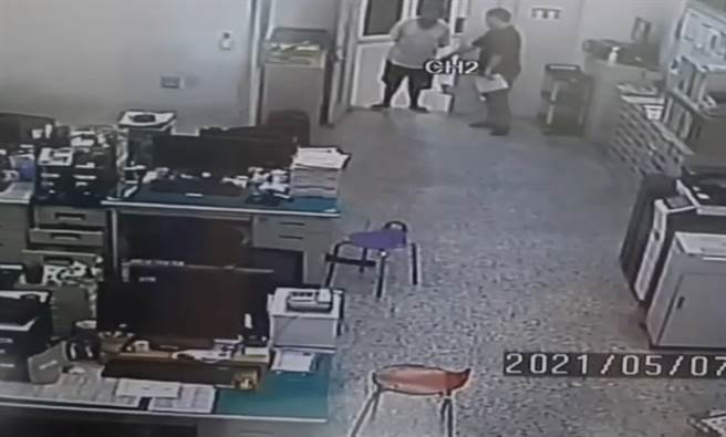 王姓轎班班頭欲闖入辦公室遭警方阻止。（圖／翻攝自畫面）
