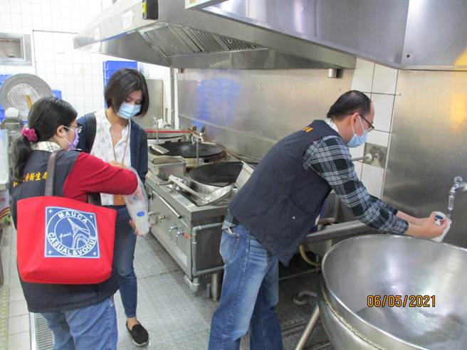 苗栗县竹南国中爆发学生集体上吐下泻，目前已将厨房封锁，卫生局将调查。（苗栗卫生局提供／邱立雅苗栗传真）