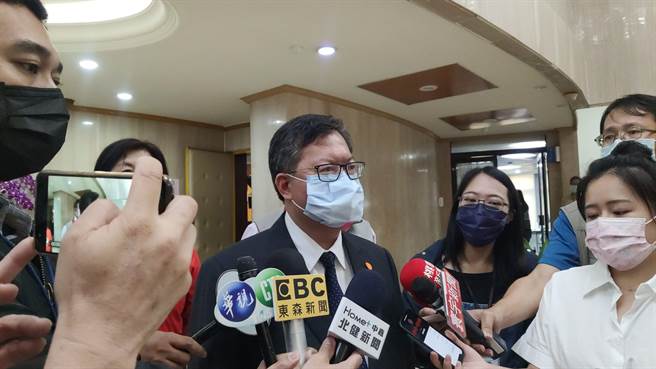 桃园市长郑文灿7日受访表示，针对诺富特饭店防疫措施，卫福部已经提供初步缺失检查报告，卫生局将依照违反传染病防治法第37条，1件开罚1.5万。（赖佑维摄）