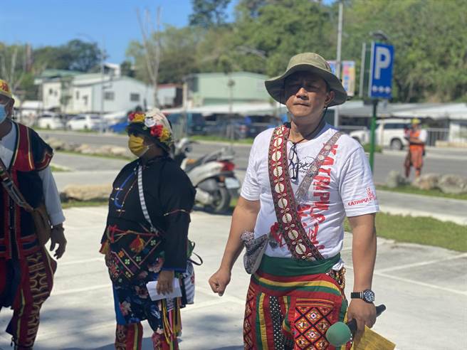 台東知本光電開發案爭議多時，由卡大地布三大氏族拉罕7日串聯各部落400名族人上街抗議表達不滿，並在縣府廣場象徵性「出草」，情緒激動也引爆與警方的衝突。（蔡旻妤攝）