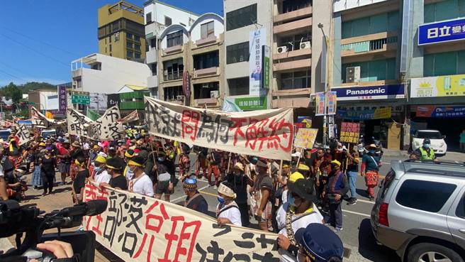 台東知本光電開發案爭議多時，由卡大地布三大氏族拉罕7日串聯各部落400名族人上街抗議表達不滿，並在縣府廣場象徵性「出草」，情緒激動也引爆與警方的衝突。（蔡旻妤攝）