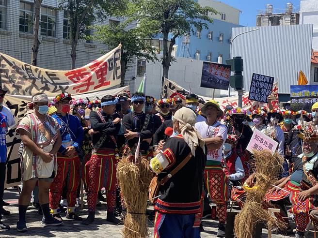 台東知本光電開發案爭議多時，由卡大地布三大氏族拉罕7日串聯各部落400名族人上街抗議表達不滿，並在縣府廣場象徵性「出草」，情緒激動也引爆與警方的衝突。（蔡旻妤攝）