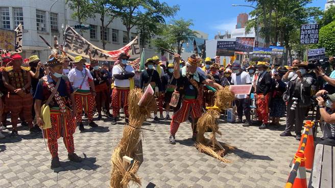 台東知本光電開發案爭議多時，由卡大地布三大氏族拉罕7日串聯各部落400名族人上街抗議表達不滿，並在縣府廣場象徵性「出草」，情緒激動也引爆與警方的衝突。（蔡旻妤攝）