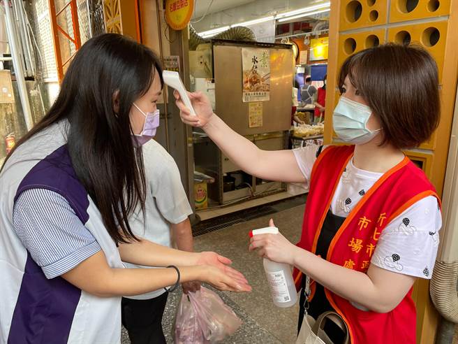 新北市長侯友宜今（7日）上午前往永和區永安公有零售市場視察防疫措施，進入前都要消毒、量體溫。（葉書宏攝）