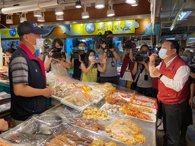 新北市長侯友宜今（7日）上午前往永和區永安公有零售市場視察防疫措施。（葉書宏攝）