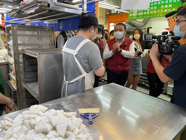 新北市長侯友宜今（7日）上午前往永和區永安公有零售市場視察防疫措施。（葉書宏攝）