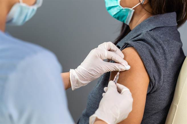 英国疫苗接种和免疫联合委员会（JCVI）已建议民眾可改用美国辉瑞大药厂（Pfizer）和德国BioNTech共同研发的疫苗或莫德纳（Moderna）疫苗。
(示意图／shutterstock提供)