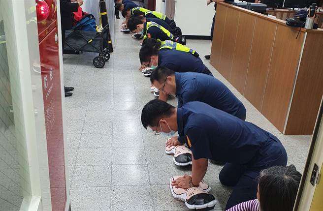 热心民眾捐赠AED予永福派出所，并由厂商办理训练课程，教导员警心肺復甦术。（民眾提供／卢金足台中传真）
