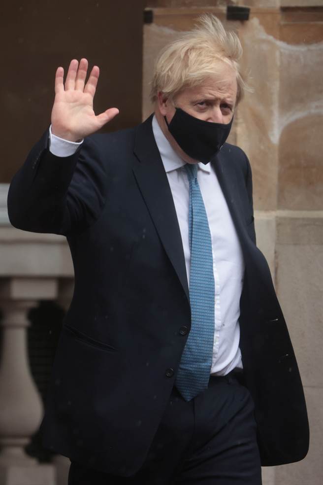 英国首相强生（Boris Johnson）担忧港口被封锁，派出两艘海军舰艇前往该区域，法国也跟着派出两艘海岸巡逻艇。(图/路透社)