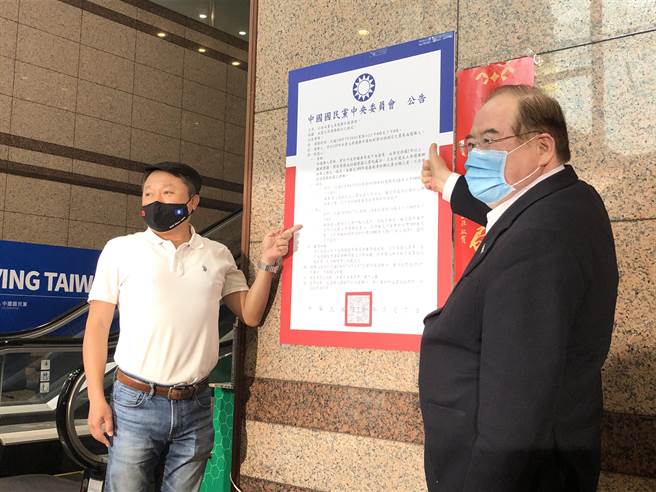 國民黨祕書長李乾龍、組發會主委李哲華今天正式公告黨主席選舉辦法。（趙婉淳攝）