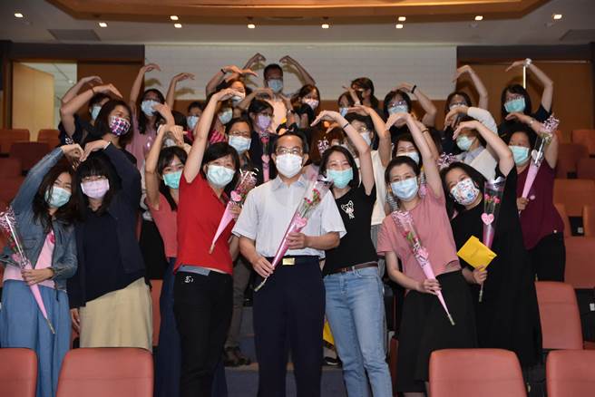 台中市警察局第四分局庆祝温馨母亲节，祝福全天下的母亲们家庭幸福美满，波丽士妈咪母亲节快乐。（民眾提供／卢金足台中传真）