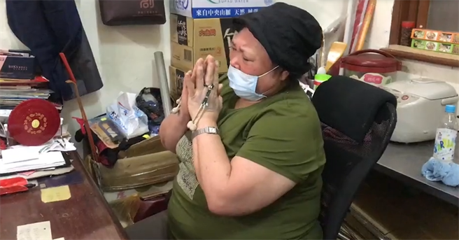 家屬接到惡耗，痛哭失聲，盼政府能協助救援。（陳彩玲攝）