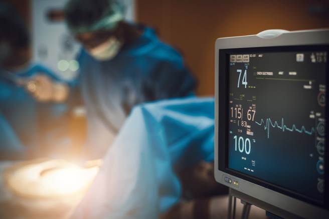 槍械迷史考特扣下扳機後，槍枝瞬間在眼前爆炸，他不但被當場炸飛，脖子甚至被長達1英吋的子彈碎片劃開噴血。（示意圖／達志影像）