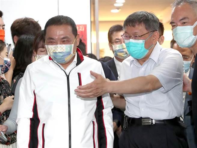 台北市長柯文哲（左）與新北市長侯友宜（右）7日出席2025雙北世界壯年運動會組織委員會成立大會暨第1次組織委員會籌備會議，在完成所有的程序與接受媒體訪問後，地主柯文哲親切的為侯友宜指路離開現場。（鄭任南攝）
