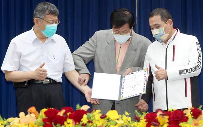 台北市長柯文哲（左）與新北市長侯友宜（右）7日出席2025雙北世界壯年運動會組織委員會成立大會暨第1次組織委員會籌備會議，頒發委員聘書給各協辦單位，慢壘協會秘書長徐熊良（中）上台領聘書，除了受到兩位市長手勢比讚的特惠，同時也抓著柯文哲的手一同扶著聘書合影。（鄭任南攝）