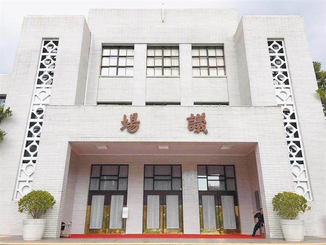 立法院今三读通过《货物税条例》修正案，现行汽机车汰旧换新，及购买节能家电的货物税减徵优惠，将分别延长5年、2年。（本报资料照）