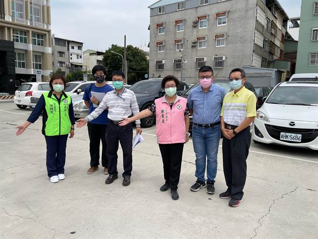 台中市议员邱素贞与国光里长陈雅惠，7日会同市府交通局等人，会勘公儿30「公园兼儿童游乐场用地」，要求兴建地下停车场，增加停车空间。（卢金足摄）