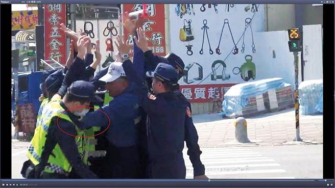 国安局要求警戒时应利用执勤技巧让汽笛消声；警分局长曾违法指示「遇推挤便顺势跌倒」，彰化地方法院日前宣判无罪，终结检、警携手演出的法治闹剧。（摘自判决书／谢琼云彰化传真）