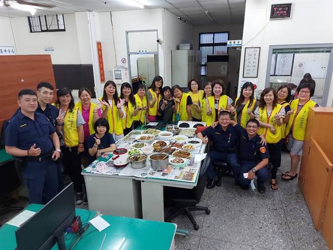雾峰警分局成功所警察志工团5月3日发起一人一菜在派出所为警察同仁提前欢庆母亲节。（雾峰警分局提供／冯惠宜台中传真） 