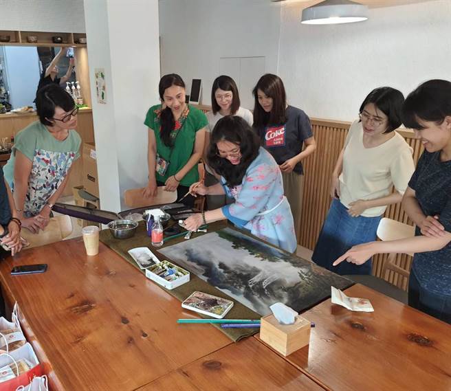 台中市二分局局长蔡元戎母亲节前夕揪分局20多名「妈妈警察」到餐厅欢聚午茶食光，并邀请水墨画家林美龄同行，林美龄于现场挥毫山水画一帧。（台中市二分局提供／冯惠宜台中传真）