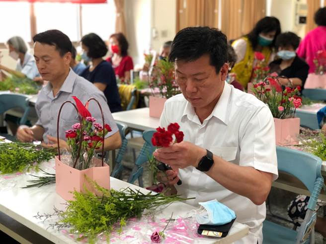 大雅分局长贾立民体验插花艺术。（大雅分局提供／王文吉台中传真）