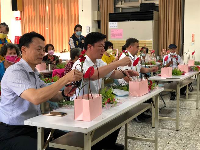大雅分局和平鸽志工团举办插花研习，活动并宣导「一听、二挂、三查证」反诈口诀。（大雅分局提供／王文吉台中传真）