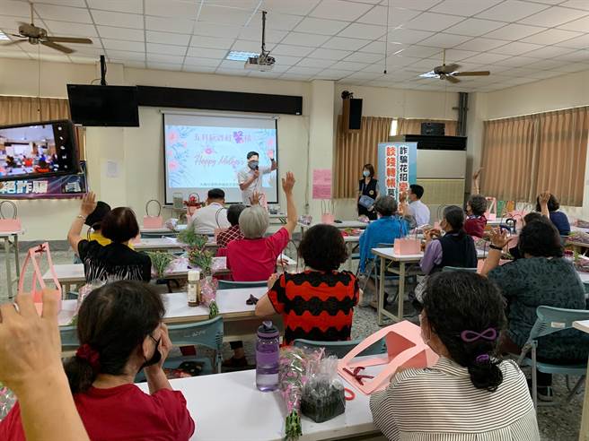 插花研习活动并宣导「一听、二挂、三查证」反诈口诀。（大雅分局提供／王文吉台中传真）
