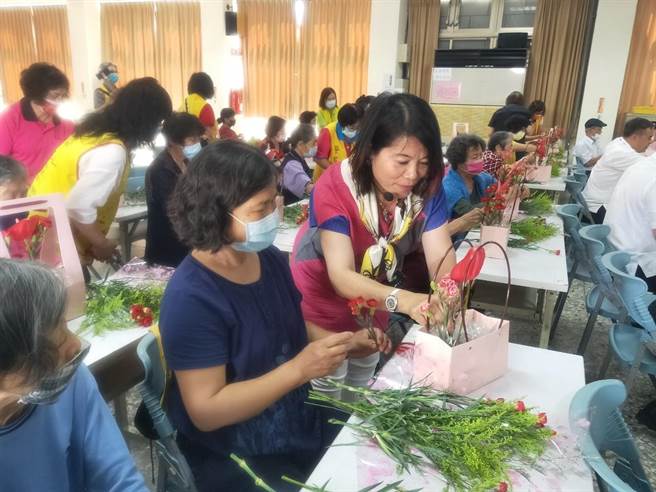 热心花坊老板娘公益指导专业的插花技巧。（大雅分局提供／王文吉台中传真）