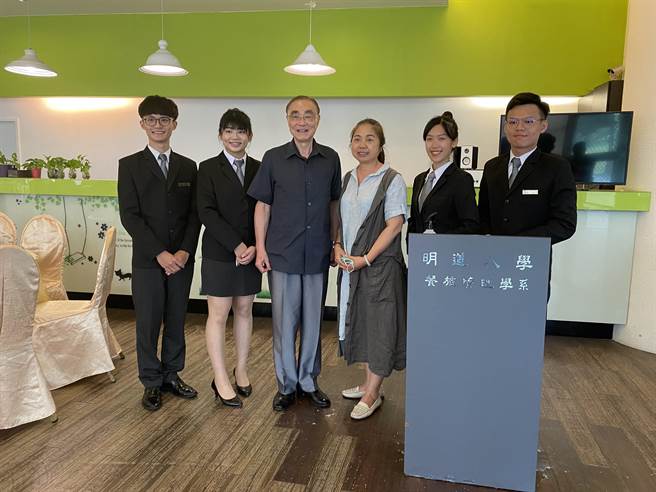 拥有「大鹏部长」称号的前国防部长、现任行政院退辅会主委冯世宽，日前率领退辅会各处主管到访明道大学，一行人就休閒农业、友善移居环境、及银髮族照顾等进行2天1夜的交流。（校方提供／吴建辉彰化传真）