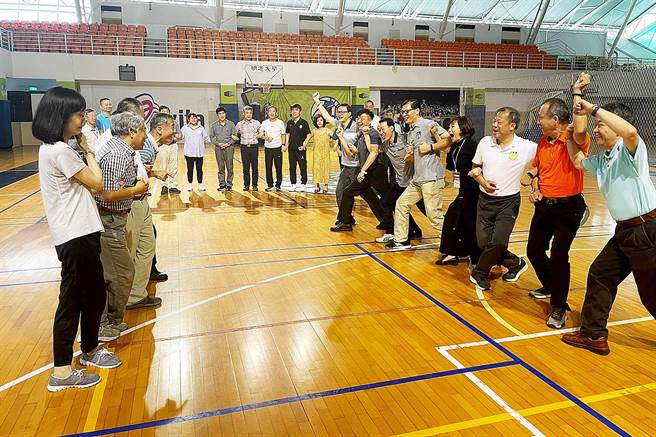 明道大学休閒保健系同学，带领团员们体验银髮族律动。（校方提供／吴建辉彰化传真）