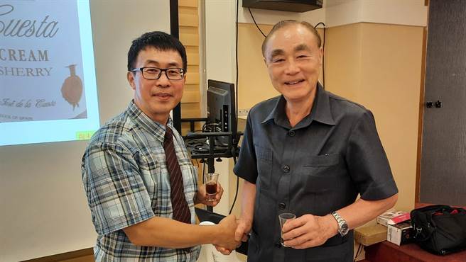 明道大学老师朱州哲现场表演当年法国名将拿破崙打胜战「刀削香槟」技法，让冯世宽惊呼连连，课后与老师开心合影。（校方提供／吴建辉彰化传真）