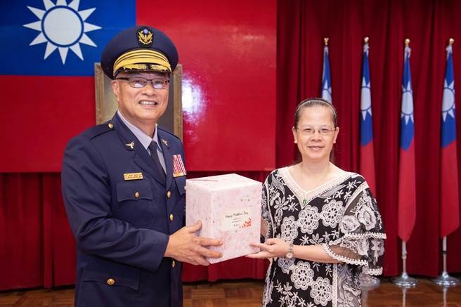 新北市警察局长黄宗仁致赠女同仁母亲节礼物。（新北市警察局提供）