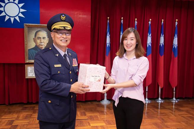 新北市警察局长黄宗仁致赠女同仁母亲节礼物。（新北市警察局提供）