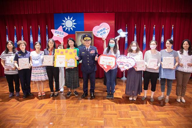 新北市警察局长黄宗仁致赠女同仁母亲节礼物。（新北市警察局提供）