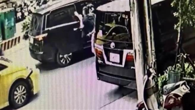 李男3人将王强押上休旅车，载至芦洲痛栽。（本报资料照片）