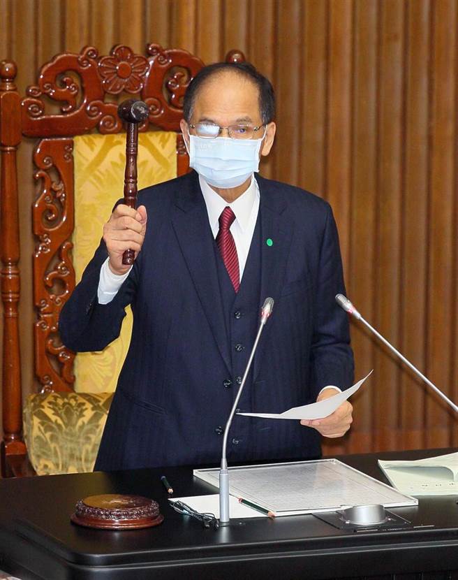 立法院会7日在院长游锡堃（如图）敲搥声中，3读通过《货物税条例》修正草案，延长节能家电减徵优惠2年，到2023年6月14日止，并拉长中古车汰旧换新减徵优惠实施期限5年，到2026年1月7日止，放宽报废中古机车及购买新机车者，非同一人也可适用。（张铠乙摄）
