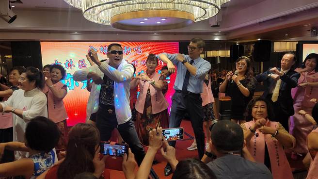 国民党智库副董事长连胜文中午参加工商妇女会庆祝母亲节活动，跟随「妳是我的花朵」音乐，与在场妇女朋友互动热舞，引起欢呼掌声不断，气氛热络。（连胜文办公室提供）