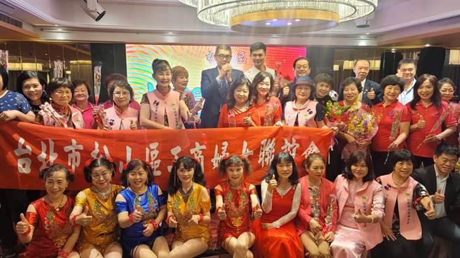 国民党智库副董事长连胜文中午参加工商妇女会庆祝母亲节活动，跟随「妳是我的花朵」音乐，与在场妇女朋友互动热舞，引起欢呼掌声不断，气氛热络。（连胜文办公室提供）